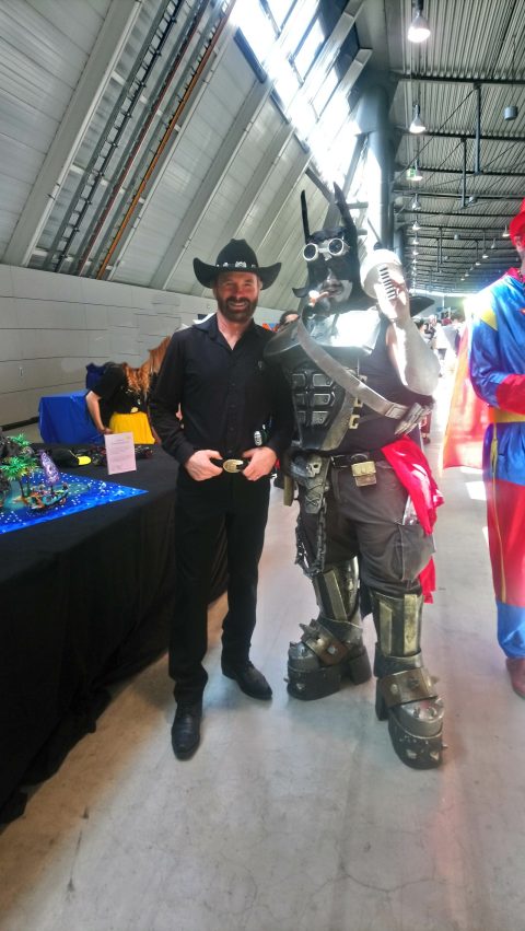 Der luxembourgische Chuck Norris Double trifft den echten Chuck Norris auf der Comic Con.