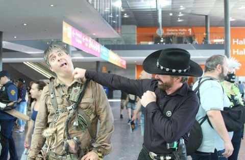 Der luxembourgische Chuck Norris Double trifft den echten Chuck Norris auf der Comic Con.