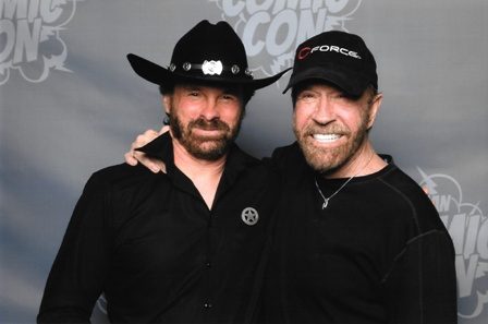 Der luxembourgische Chuck Norris Double trifft den echten Chuck Norris auf der Comic Con.