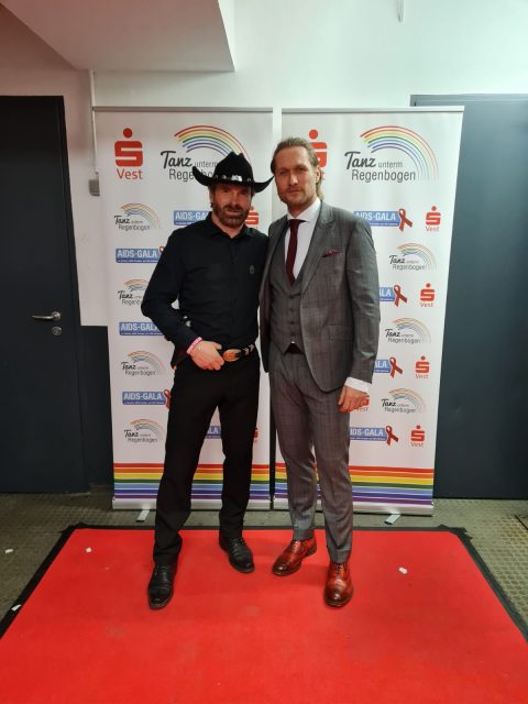 Das Offizielle Chuck Norris Double wird zur Charity Veranstaltung gebucht für Tanz unter den Regenboden