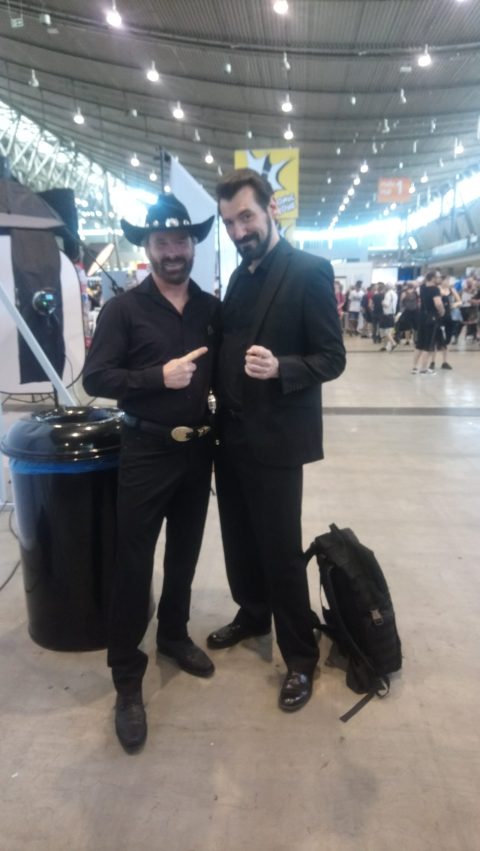 Der luxembourgische Chuck Norris Double trifft den echten Chuck Norris auf der Comic Con.
