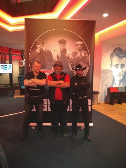 Chuck Norris Double bei den Ostfriesen auf der Bank im Film.