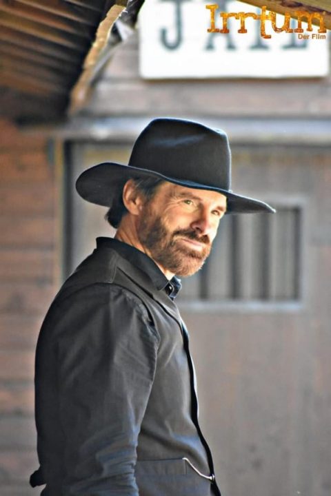 Chuck Norris spielt im Film Irrtum der Film mit