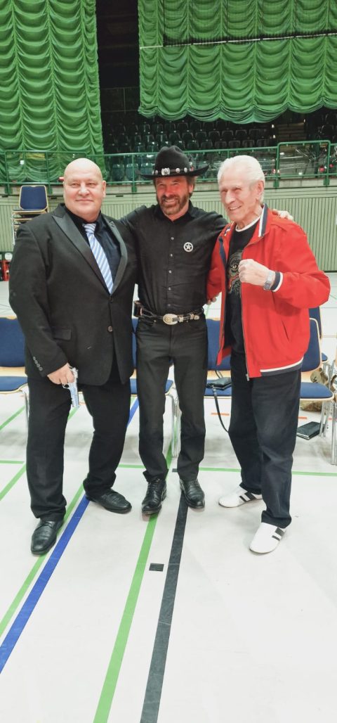 Das Offizielle Chuck Norris Double wird zum Boxen in Wuppertal eingeladen.