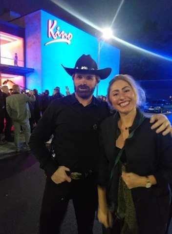 Chuck Norris Double bei den Ostfriesen auf der Bank im Film.