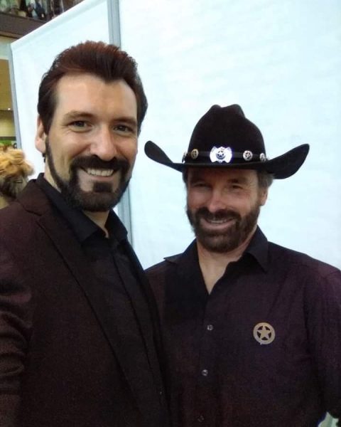 Der luxembourgische Chuck Norris Double trifft den echten Chuck Norris auf der Comic Con.