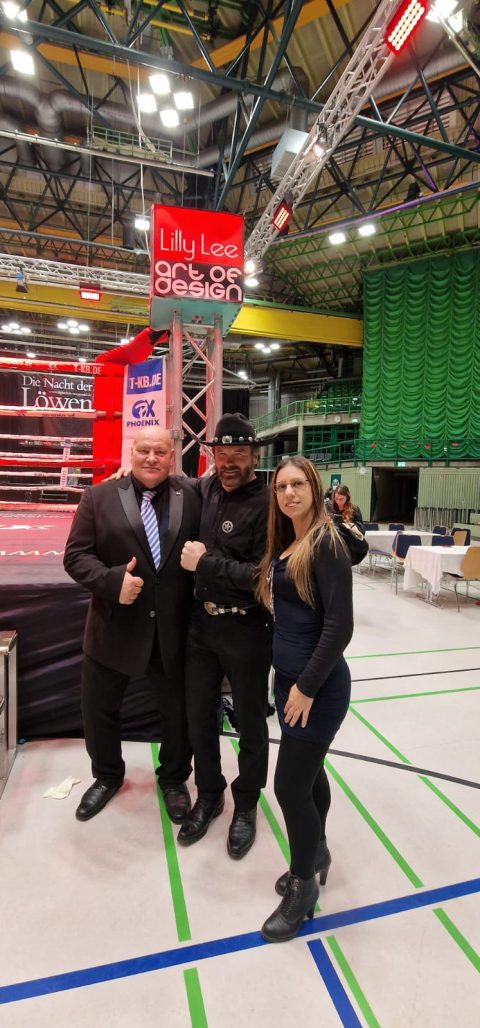 Das Offizielle Chuck Norris Double wird zum Boxen in Wuppertal eingeladen.