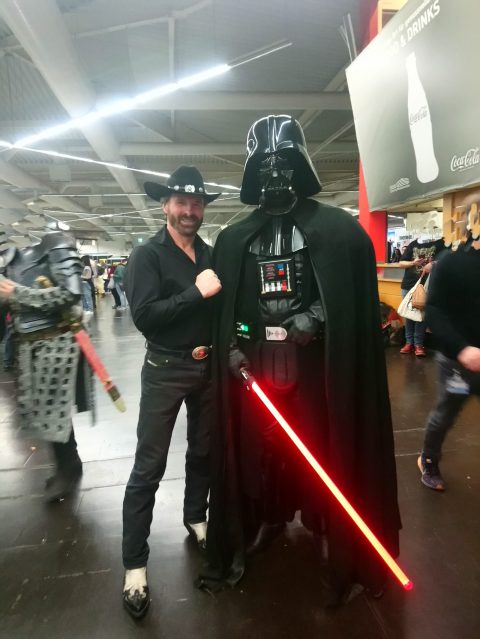 Der luxembourgische Chuck Norris Double trifft den echten Chuck Norris auf der Comic Con.