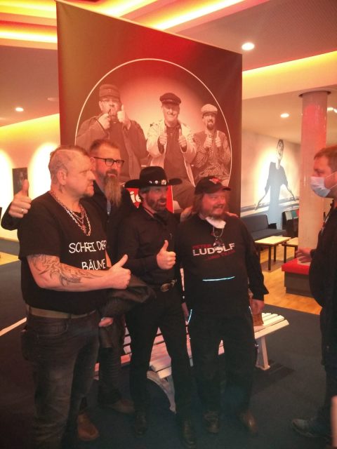 Chuck Norris Double bei den Ostfriesen auf der Bank im Film.