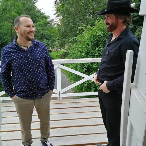 Chuck Norris Double bei den Ostfriesen auf der Bank im Film.