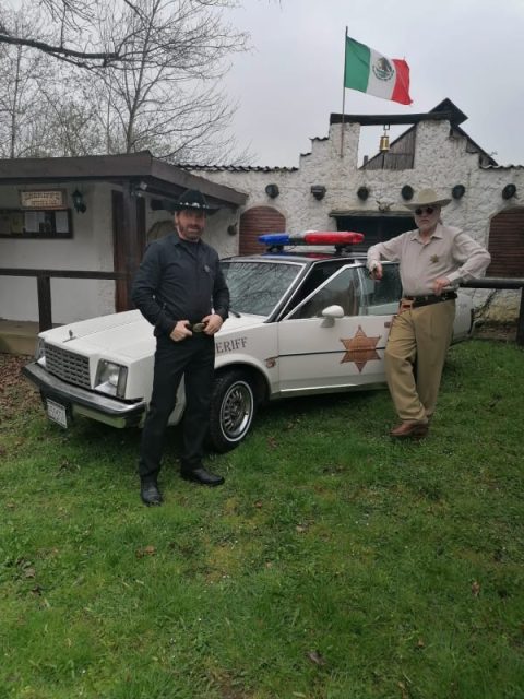Chuck Norris Double macht ein Video für Chuck Norris seinen 80 geburtstag und feiert mit.