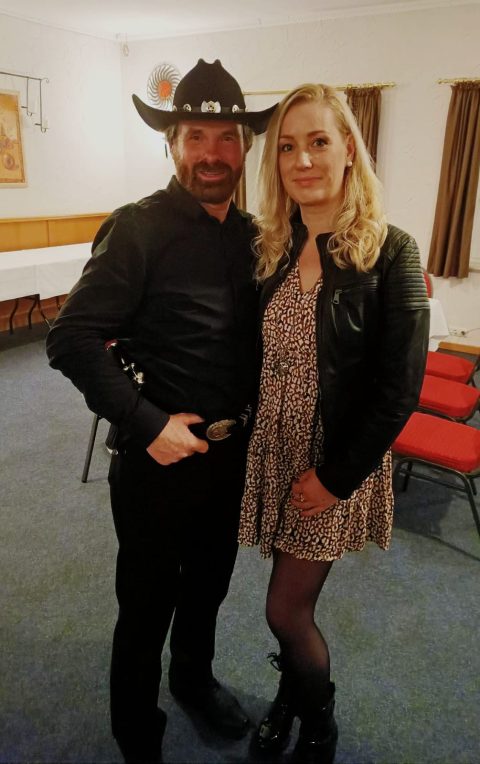 Chuck Norris Double bei den Ostfriesen auf der Bank im Film.