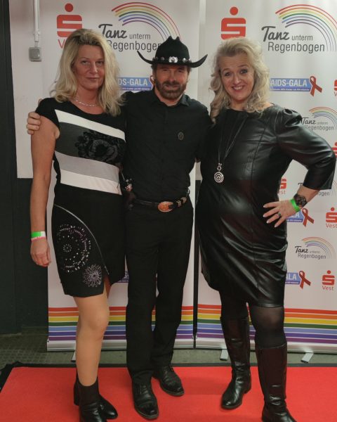 Das Offizielle Chuck Norris Double wird zur Charity Veranstaltung gebucht für Tanz unter den Regenboden