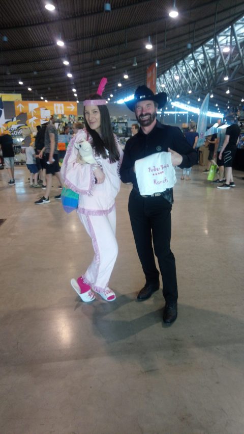 Der luxembourgische Chuck Norris Double trifft den echten Chuck Norris auf der Comic Con.