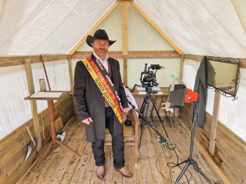 Offizieller Chuck Norris Double spielt im Kurzfilm Droops of Doom, mit in Ostfrießland