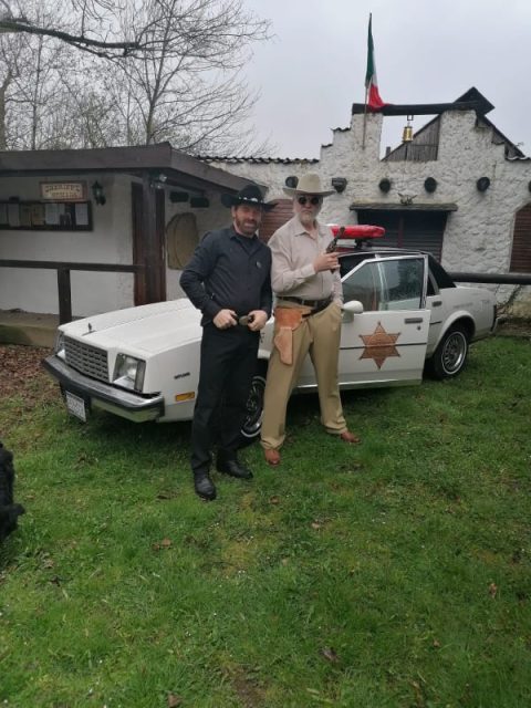 Chuck Norris Double macht ein Video für Chuck Norris seinen 80 geburtstag und feiert mit.