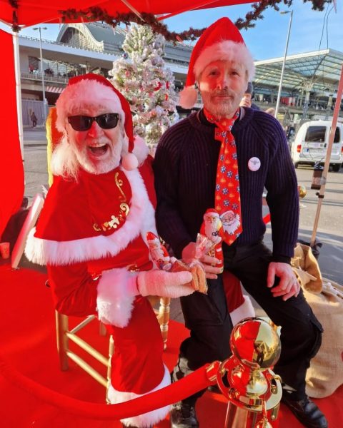 Chuck Norris Double in Köln fürs Weihnachtsessen für die Obdachlosen und Bedürftige