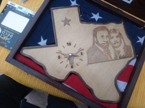 Chuck Norris Double macht ein Geschenk für Chuck Norris und seine Frau Gena Norris