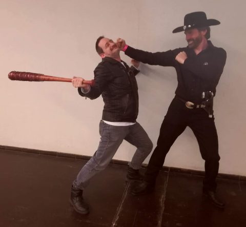 Der luxembourgische Chuck Norris Double trifft den echten Chuck Norris auf der Comic Con.