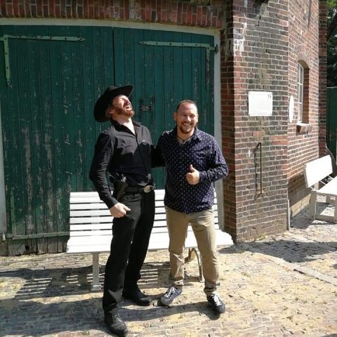 Chuck Norris Double bei den Ostfriesen auf der Bank im Film.