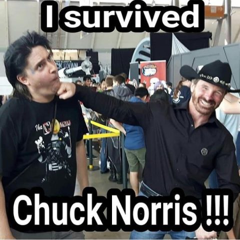 Der luxembourgische Chuck Norris Double trifft den echten Chuck Norris auf der Comic Con.