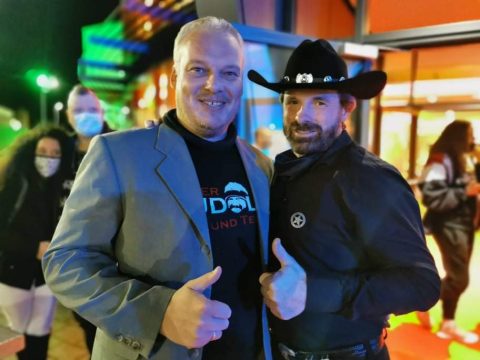 Chuck Norris Double bei den Ostfriesen auf der Bank im Film.