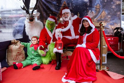Chuck Norris Double in Köln fürs Weihnachtsessen für die Obdachlosen und Bedürftige