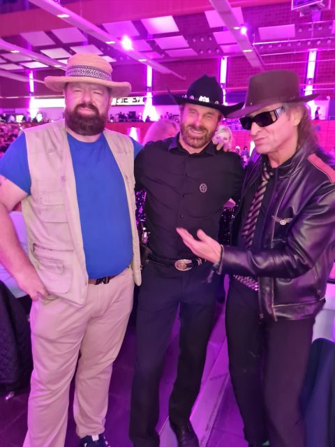 Das Offizielle Chuck Norris Double wird zur Charity Veranstaltung gebucht für Tanz unter den Regenboden