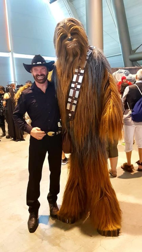 Der luxembourgische Chuck Norris Double trifft den echten Chuck Norris auf der Comic Con.