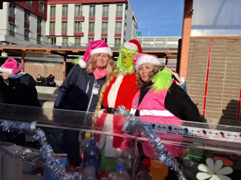 Chuck Norris Double in Köln fürs Weihnachtsessen für die Obdachlosen und Bedürftige