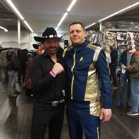 Der luxembourgische Chuck Norris Double trifft den echten Chuck Norris auf der Comic Con.
