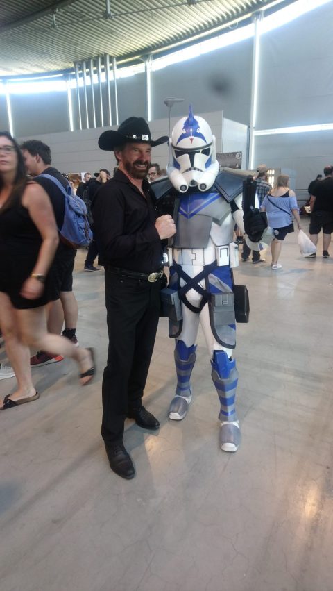 Der luxembourgische Chuck Norris Double trifft den echten Chuck Norris auf der Comic Con.