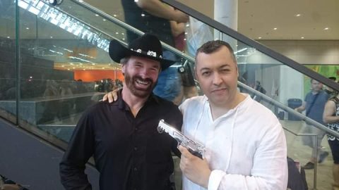 Der luxembourgische Chuck Norris Double trifft den echten Chuck Norris auf der Comic Con.