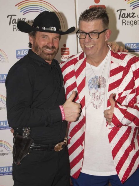 Das Offizielle Chuck Norris Double wird zur Charity Veranstaltung gebucht für Tanz unter den Regenboden