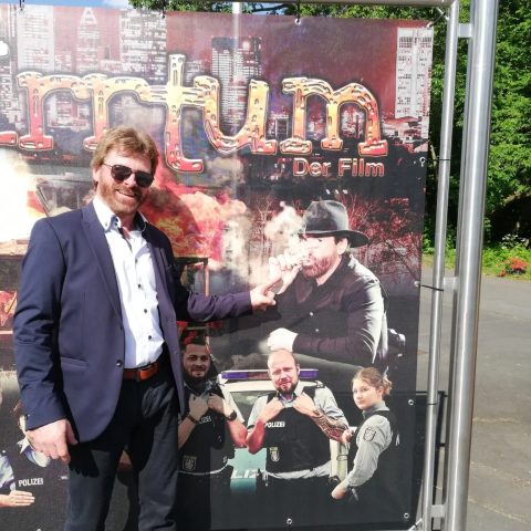 Das offizielle Chuck Norris Double spielt im Film Irrtum der Film mit.  Kinopremiere
