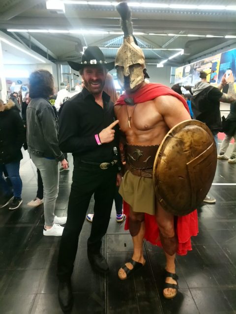 Der luxembourgische Chuck Norris Double trifft den echten Chuck Norris auf der Comic Con.