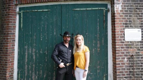 Chuck Norris Double bei den Ostfriesen auf der Bank im Film.