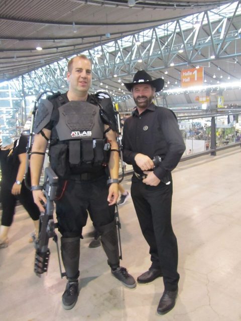 Der luxembourgische Chuck Norris Double trifft den echten Chuck Norris auf der Comic Con.