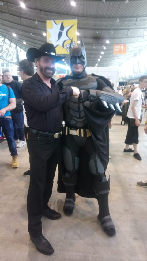 Der luxembourgische Chuck Norris Double trifft den echten Chuck Norris auf der Comic Con.