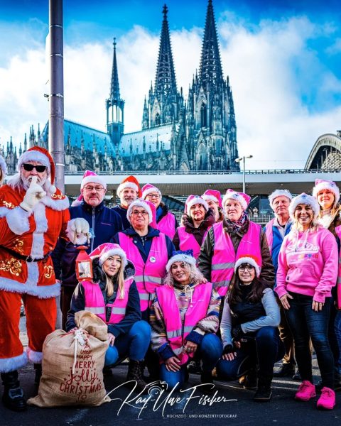 Chuck Norris Double in Köln fürs Weihnachtsessen für die Obdachlosen und Bedürftige