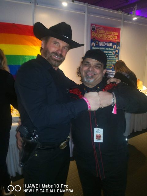 Das Offizielle Chuck Norris Double wird zur Charity Veranstaltung gebucht für Tanz unter den Regenboden