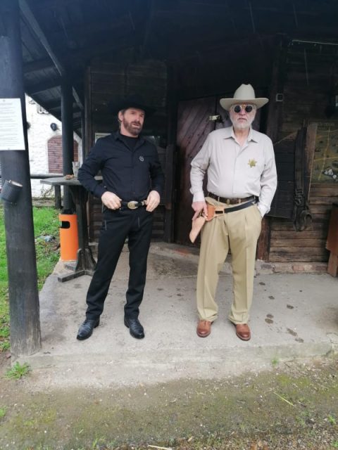 Chuck Norris Double macht ein Video für Chuck Norris seinen 80 geburtstag und feiert mit.