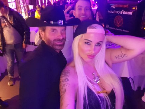 Das Offizielle Chuck Norris Double wird zur Charity Veranstaltung gebucht für Tanz unter den Regenboden
