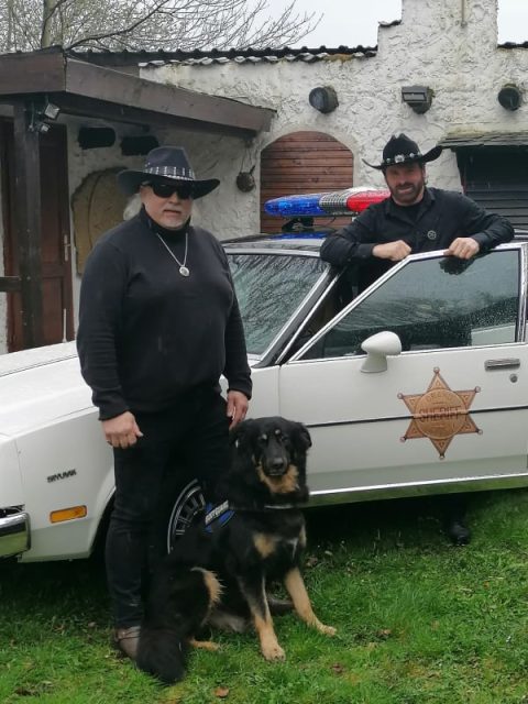 Chuck Norris Double macht ein Video für Chuck Norris seinen 80 geburtstag und feiert mit.