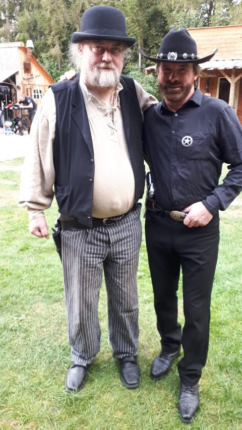 Offizieller Chuck Norris Double spielt im Kurzfilm Droops of Doom, mit in Ostfrießland