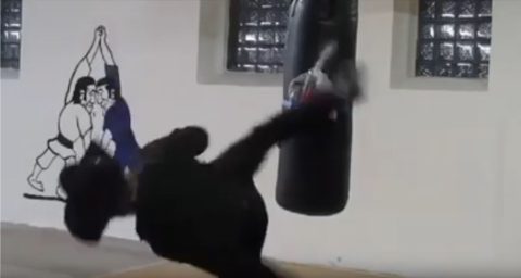 Chuck Norris Double macht mit bei der Bottle Challenge mit.