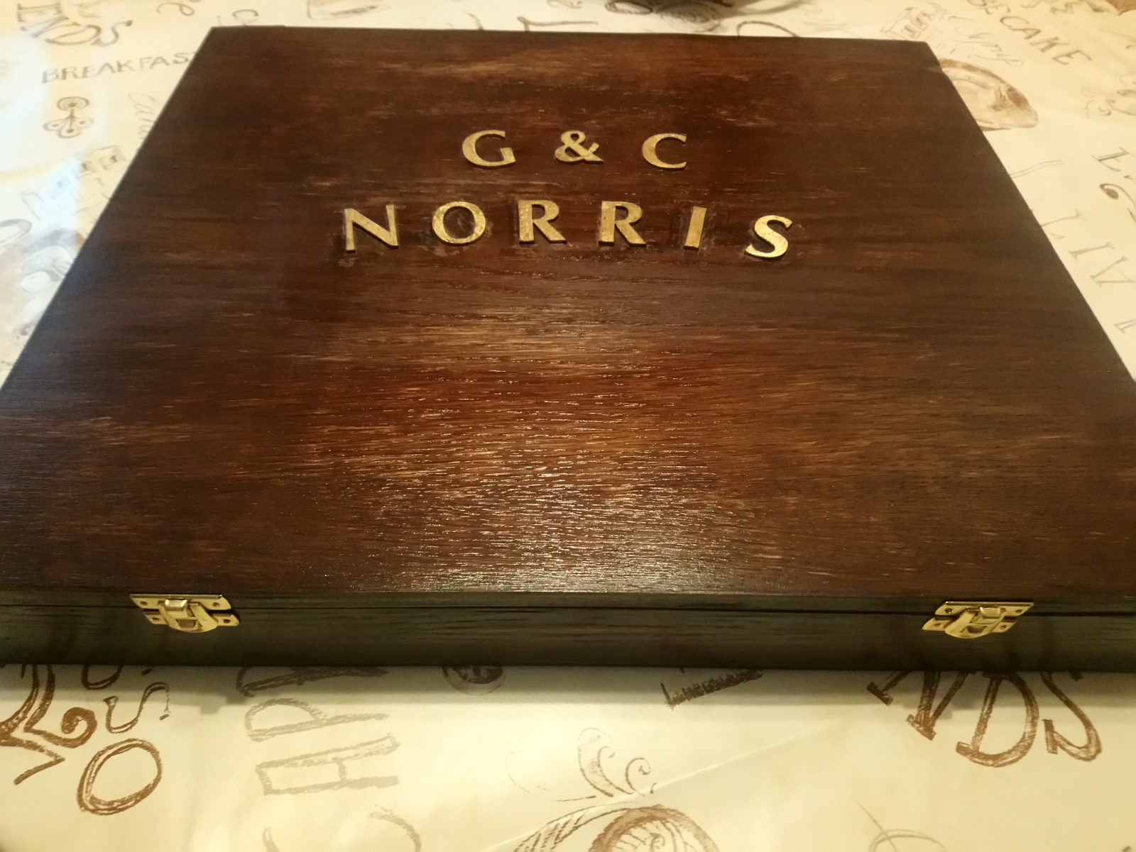 Chuck Norris Double macht ein Geschenk für Chuck Norris und seine Frau Gena Norris