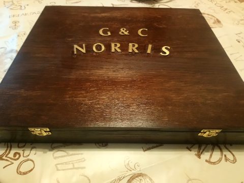 Chuck Norris Double macht ein Geschenk für Chuck Norris und seine Frau Gena Norris