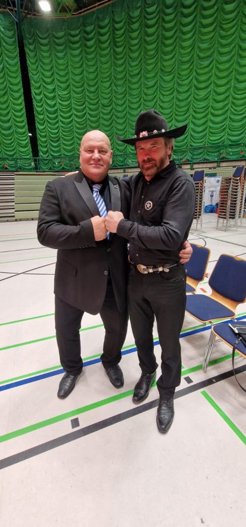 Das Offizielle Chuck Norris Double wird zum Boxen in Wuppertal eingeladen.