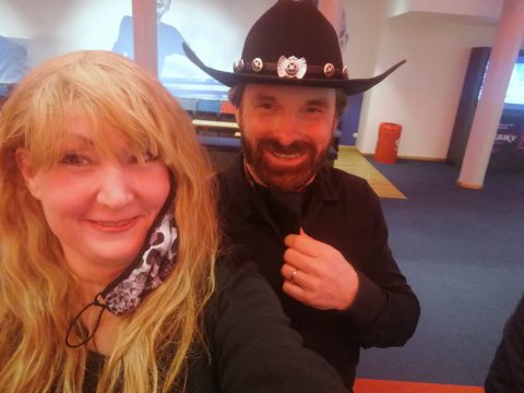 Chuck Norris Double bei den Ostfriesen auf der Bank im Film.